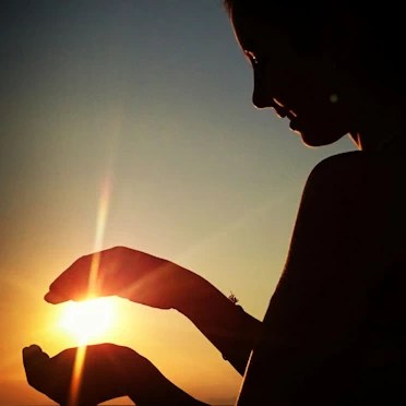 présentation de l'énergie que nous avons entre nos mains et des accompagnements faits par une énergéticienne et thanadoula (Armelle Lambert Rodrigues)